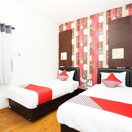 Oyo 425 Mojokerto Guesthouse Экстерьер фото