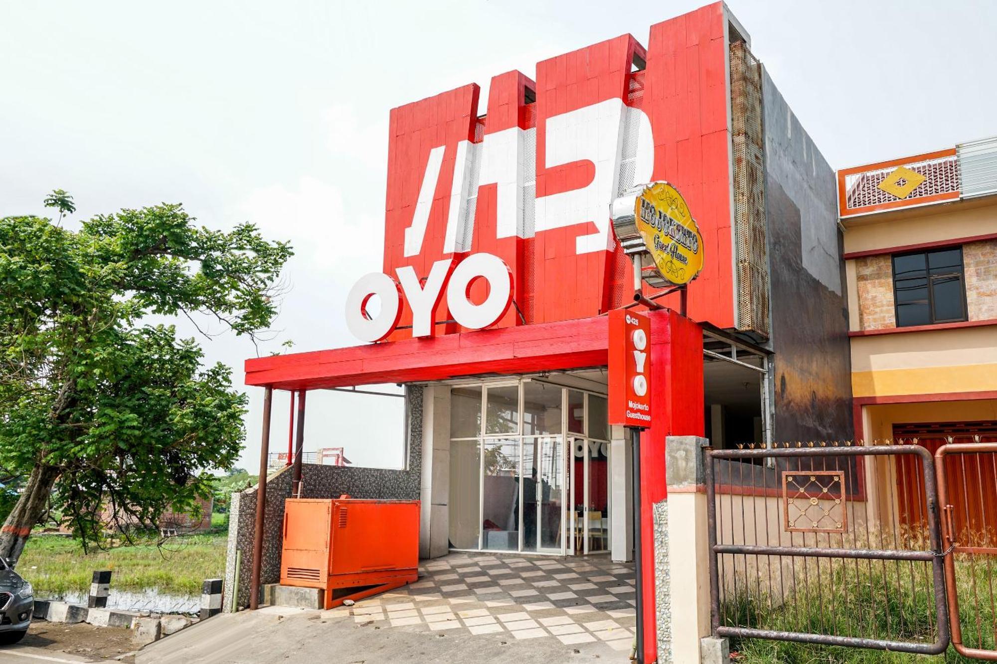 Oyo 425 Mojokerto Guesthouse Экстерьер фото